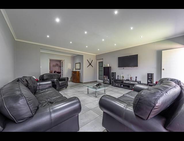 4 BEDROOM HOUSE FOR SALE IN PROTEA PARK